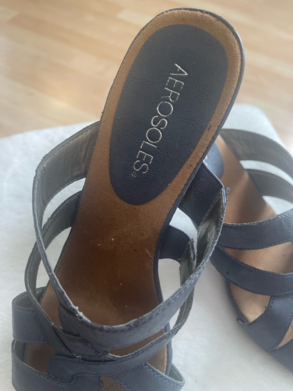 Aerosoles heels with navy leather straps - Picture 3 of 5